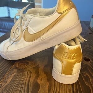 Women’s Nike shoes size 9